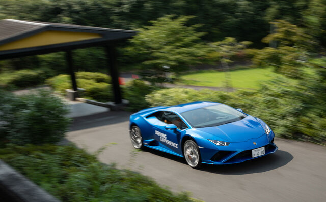 タウンスピードでも楽しい──ランボルギーニ ウラカンEVOの後輪駆動モデルに公道試乗｜Lamborghini