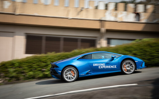 タウンスピードでも楽しい──ランボルギーニ ウラカンEVOの後輪駆動モデルに公道試乗｜Lamborghini