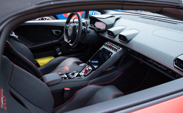 タウンスピードでも楽しい──ランボルギーニ ウラカンEVOの後輪駆動モデルに公道試乗｜Lamborghini