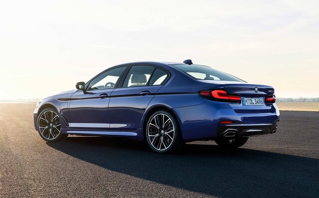 マイナーチェンジを受けた新型BMW5シリーズのセダンとツーリングが発売｜BMW