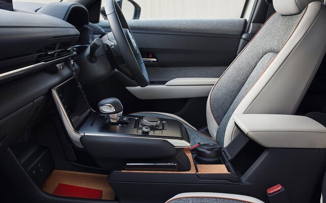 マツダ、新型クロスオーバーSUV「MX-30」を発表｜Mazda