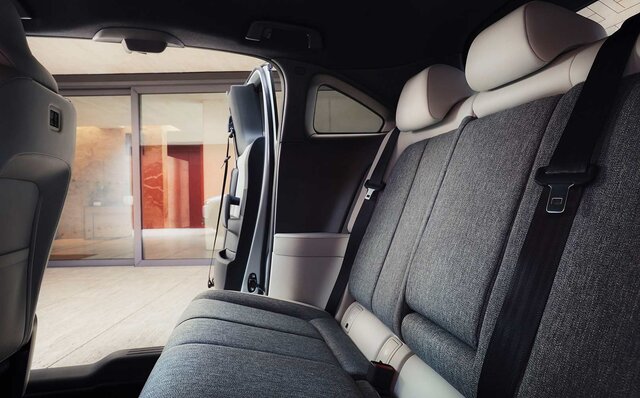 マツダ、新型クロスオーバーSUV「MX-30」を発表｜Mazda