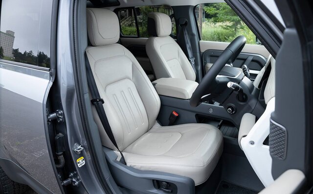 オンロード性能とオフロード性能を見事に両立──新型ディフェンダーに試乗｜Land Rover
