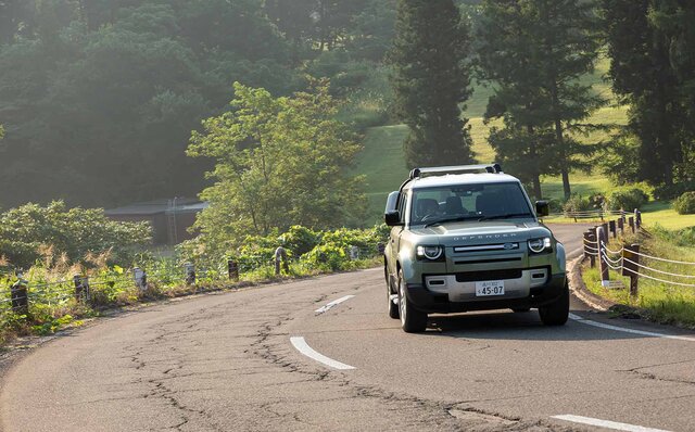 オンロード性能とオフロード性能を見事に両立──新型ディフェンダーに試乗｜Land Rover
