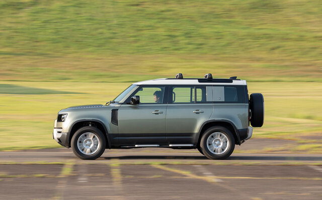 オンロード性能とオフロード性能を見事に両立──新型ディフェンダーに試乗｜Land Rover