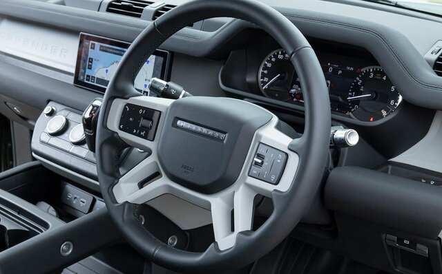 オンロード性能とオフロード性能を見事に両立──新型ディフェンダーに試乗｜Land Rover