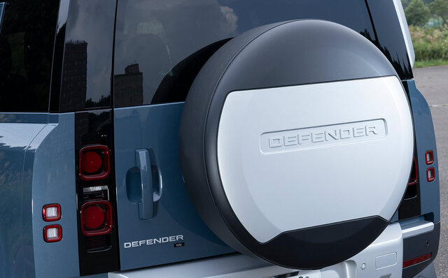 オンロード性能とオフロード性能を見事に両立──新型ディフェンダーに試乗｜Land Rover