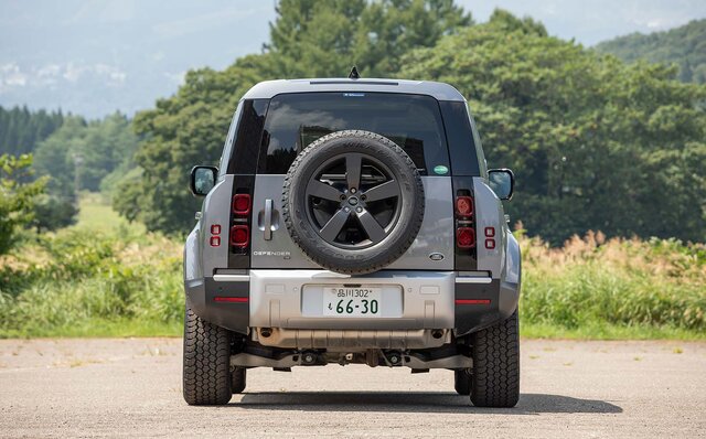 オンロード性能とオフロード性能を見事に両立──新型ディフェンダーに試乗｜Land Rover