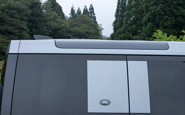 オンロード性能とオフロード性能を見事に両立──新型ディフェンダーに試乗｜Land Rover