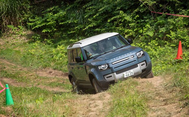 オンロード性能とオフロード性能を見事に両立──新型ディフェンダーに試乗｜Land Rover