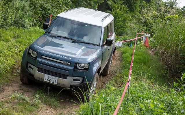 オンロード性能とオフロード性能を見事に両立──新型ディフェンダーに試乗｜Land Rover