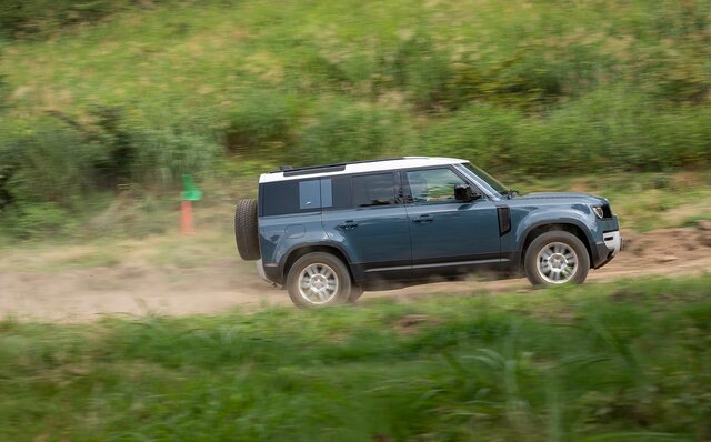 オンロード性能とオフロード性能を見事に両立──新型ディフェンダーに試乗｜Land Rover