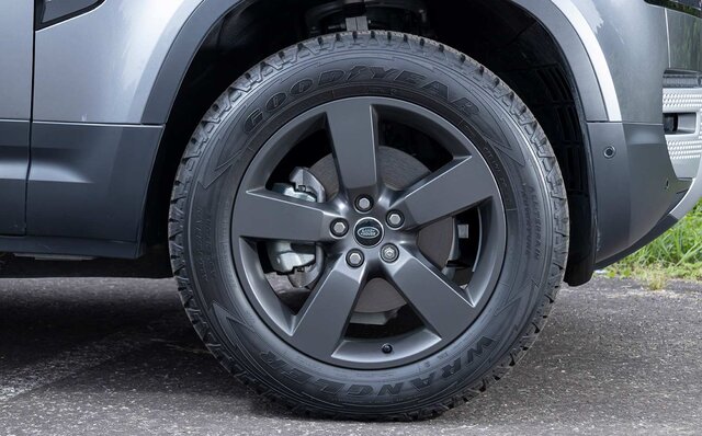 オンロード性能とオフロード性能を見事に両立──新型ディフェンダーに試乗｜Land Rover