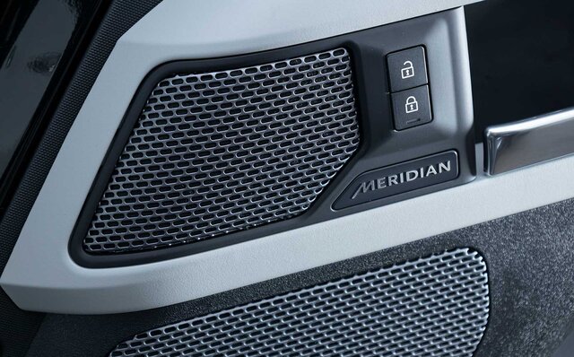オンロード性能とオフロード性能を見事に両立──新型ディフェンダーに試乗｜Land Rover