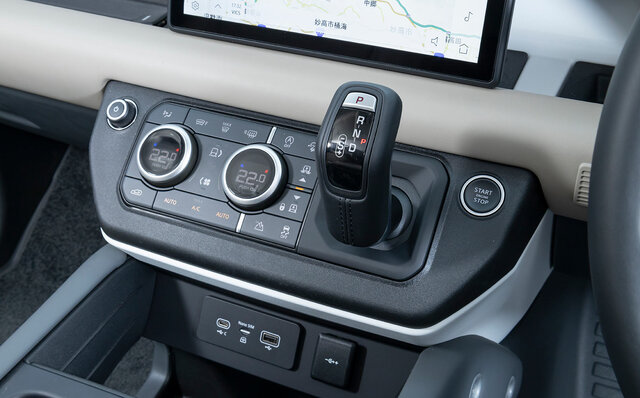 オンロード性能とオフロード性能を見事に両立──新型ディフェンダーに試乗｜Land Rover