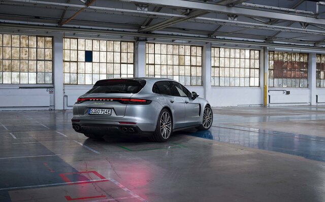 ポルシェ、700psの新型パナメーラを発売｜Porsche