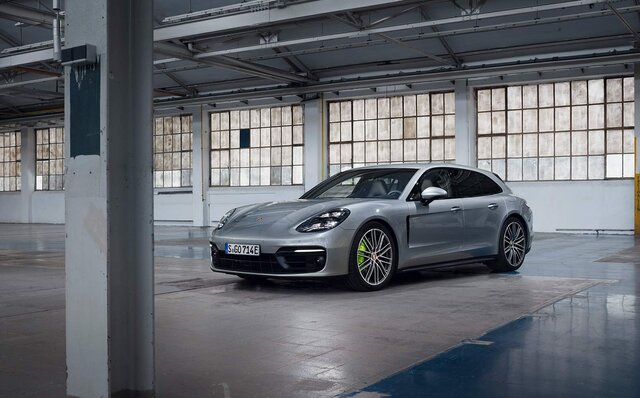 ポルシェ、700psの新型パナメーラを発売｜Porsche