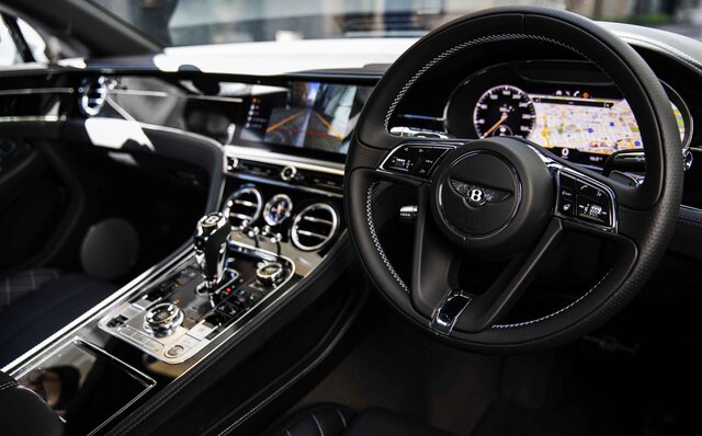 ライフアチーバーが語るベントレーの魅力──栗林研治先生×ベントレーコンチネンタルGT V8｜Bentley