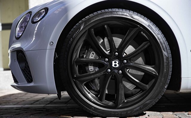 ライフアチーバーが語るベントレーの魅力──栗林研治先生×ベントレーコンチネンタルGT V8｜Bentley
