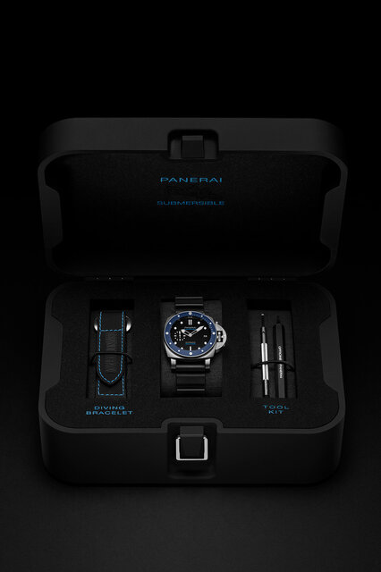 パネライのeコマースエクスクルーシブモデル「サブマーシブル アズーロ - 42mm」｜PANERAI