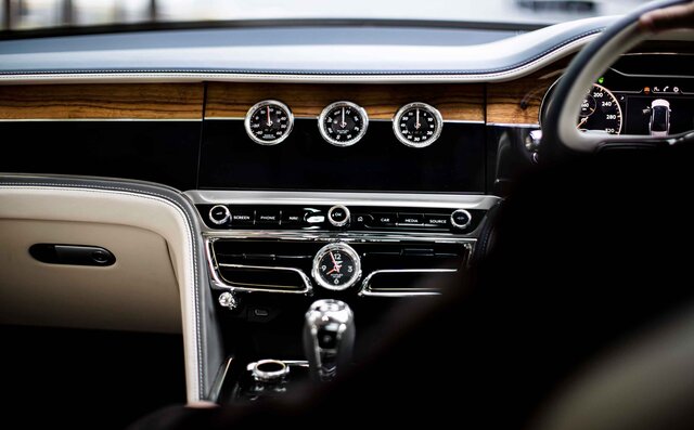 ライフアチーバーが語るベントレーの魅力──富田大介先生×ベントレー フライングスパー｜Bentley