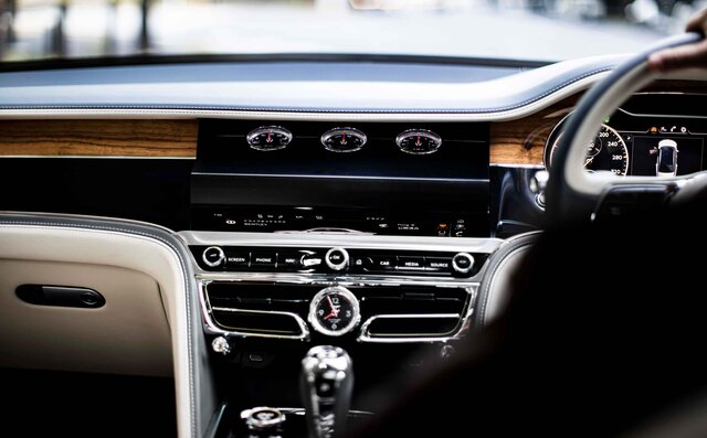 ライフアチーバーが語るベントレーの魅力──富田大介先生×ベントレー フライングスパー｜Bentley