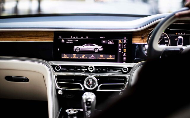 ライフアチーバーが語るベントレーの魅力──富田大介先生×ベントレー フライングスパー｜Bentley
