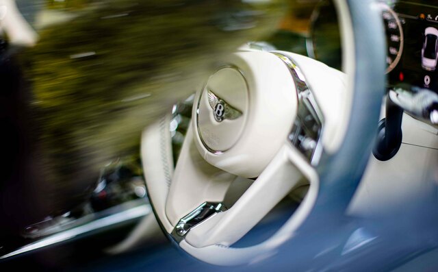 ライフアチーバーが語るベントレーの魅力──富田大介先生×ベントレー フライングスパー｜Bentley