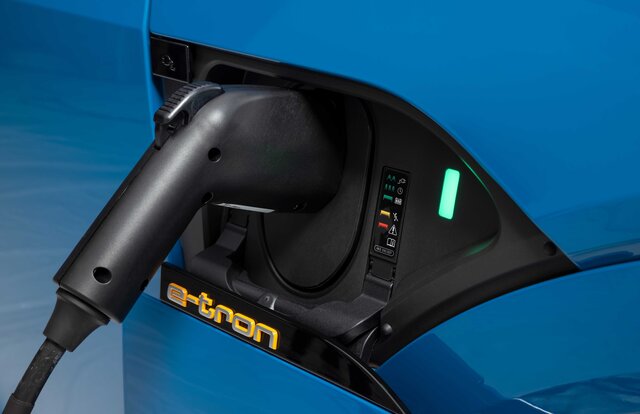 アウディの電気自動車e-tronシリーズにバッテリー容量71kWhの「50」が追加｜Audi