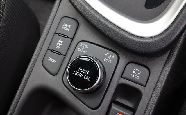新型トヨタ ヤリスクロスのハイブリッドとガソリンに試乗｜TOYOTA