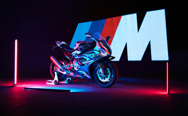 BMW、バイク初のMモデル「M 1000 RR」を発売｜BMW