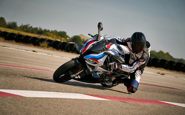 BMW、バイク初のMモデル「M 1000 RR」を発売｜BMW