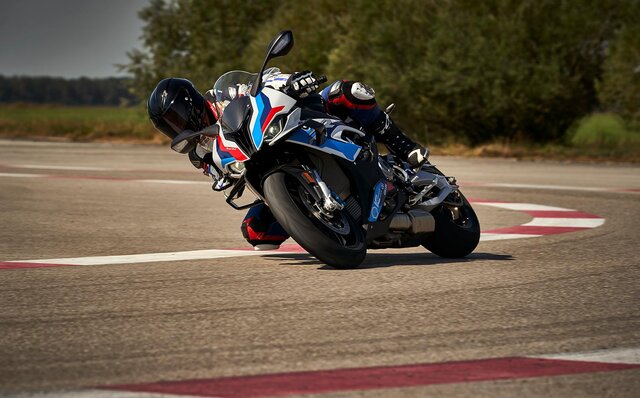 BMW、バイク初のMモデル「M 1000 RR」を発売｜BMW