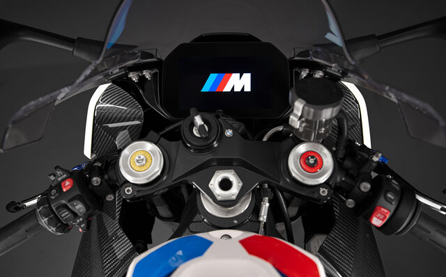 BMW、バイク初のMモデル「M 1000 RR」を発売｜BMW