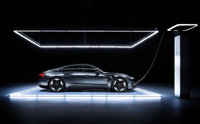 アウディが高性能な電動4ドアグランツーリスモの「e-tron GT」を発表｜Audi