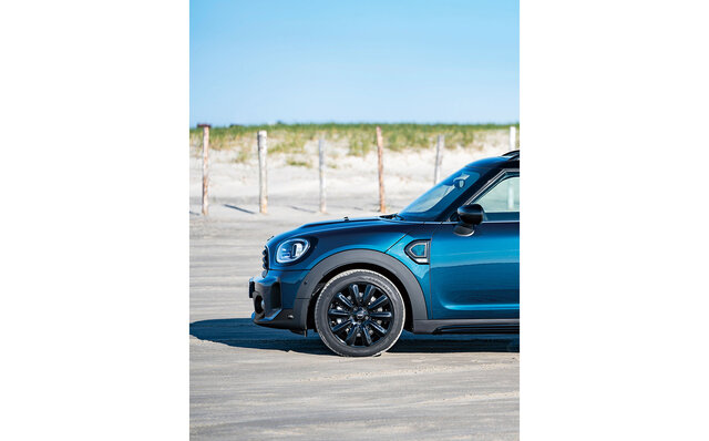 A Limited Edition MINI Crossover Arrives in a Special Blue, New to the Model | MINI
