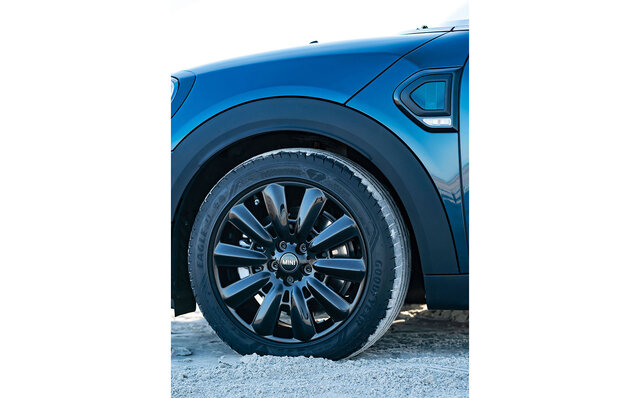 A Limited Edition MINI Crossover Arrives in a Special Blue, New to the Model | MINI