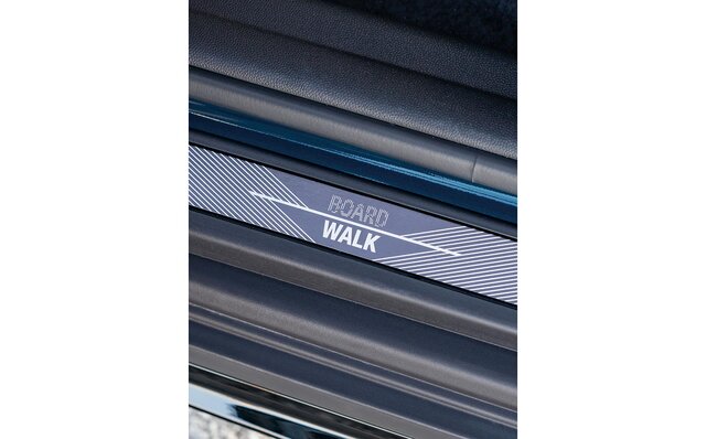 A Limited Edition MINI Crossover Arrives in a Special Blue, New to the Model | MINI