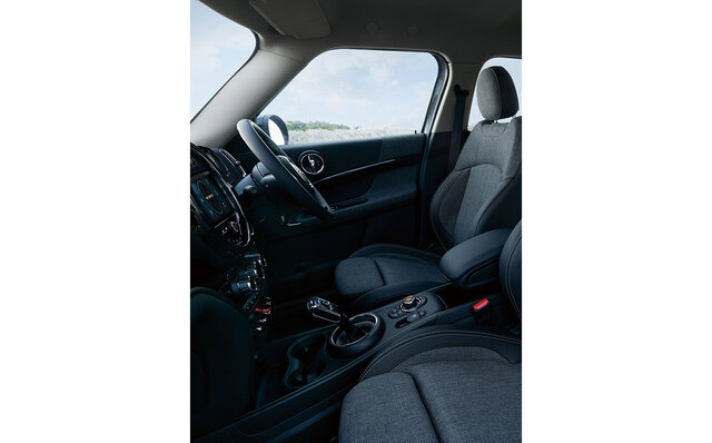 A Limited Edition MINI Crossover Arrives in a Special Blue, New to the Model | MINI