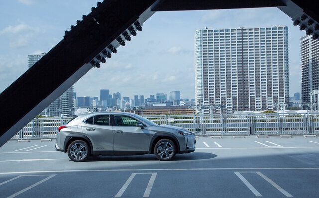 日本的ともいえるEVの現在形がよく分かる──レクサスUX300eに試乗｜LEXUS