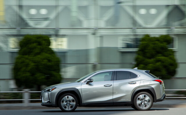 日本的ともいえるEVの現在形がよく分かる──レクサスUX300eに試乗｜LEXUS