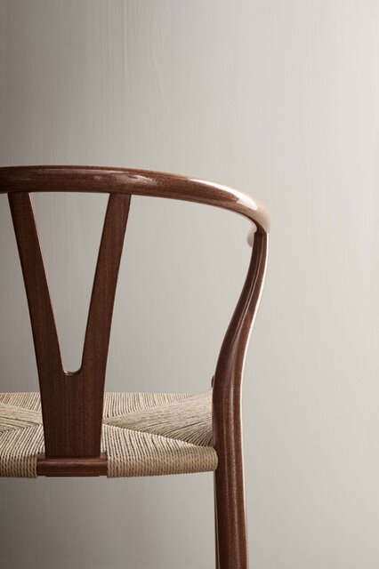 ハンス J. ウェグナー、107回目の誕生日を祝う。Yチェアの限定記念モデル ｜CARL HANSEN & SØN