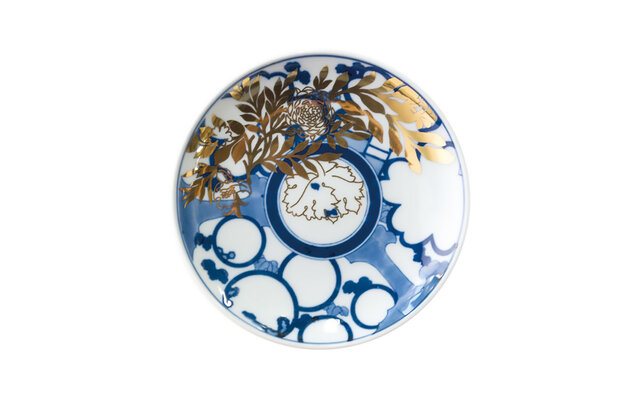 Arita pottery painting, reinterpreted for the modern age. A collection of small plates named "Imperfection" | amabro