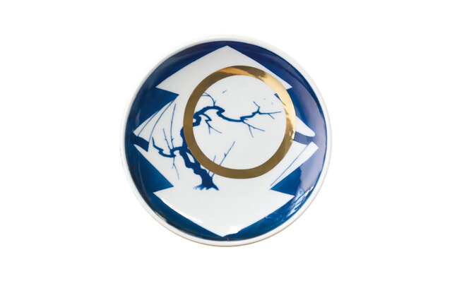 Arita pottery painting, reinterpreted for the modern age. A collection of small plates named "Imperfection" | amabro