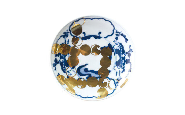 Arita pottery painting, reinterpreted for the modern age. A collection of small plates named "Imperfection" | amabro