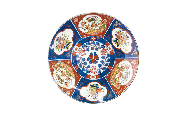 Arita pottery painting, reinterpreted for the modern age. A collection of small plates named "Imperfection" | amabro
