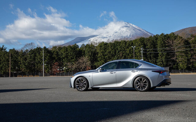欧州のプレミアムセダンに勝るとも劣らない出来映え──レクサスIS350 Fスポーツに試乗｜LEXUS