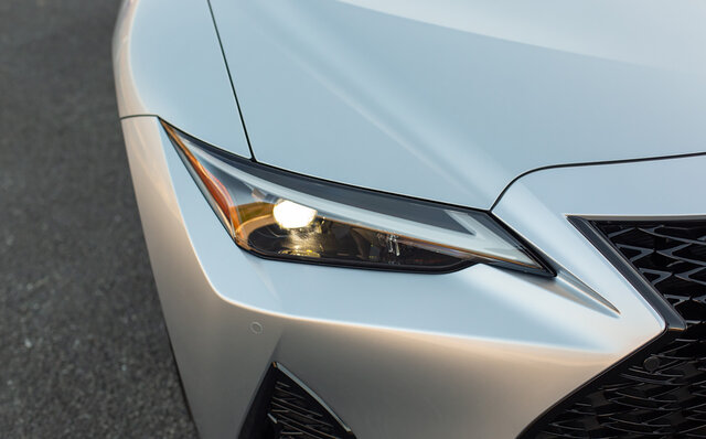 欧州のプレミアムセダンに勝るとも劣らない出来映え──レクサスIS350 Fスポーツに試乗｜LEXUS