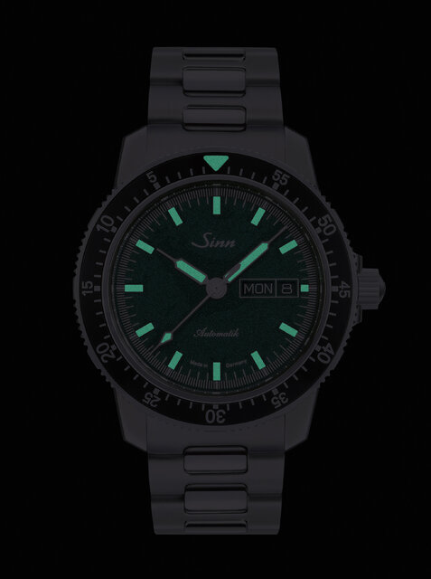 A new release for 2021. The popular Pilot Watch 104 series welcomes a metallic green dial | Sinn
