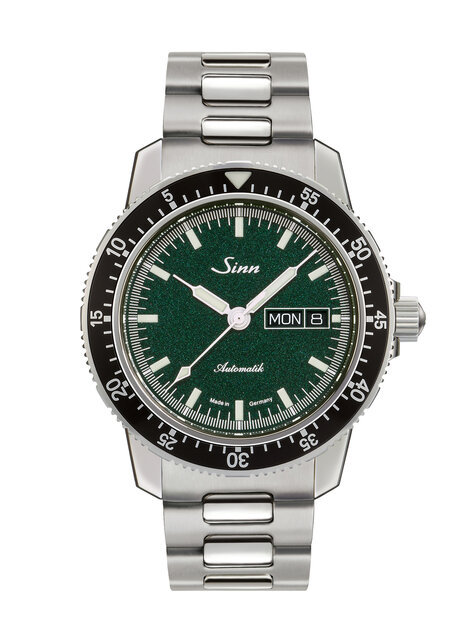A new release for 2021. The popular Pilot Watch 104 series welcomes a metallic green dial | Sinn